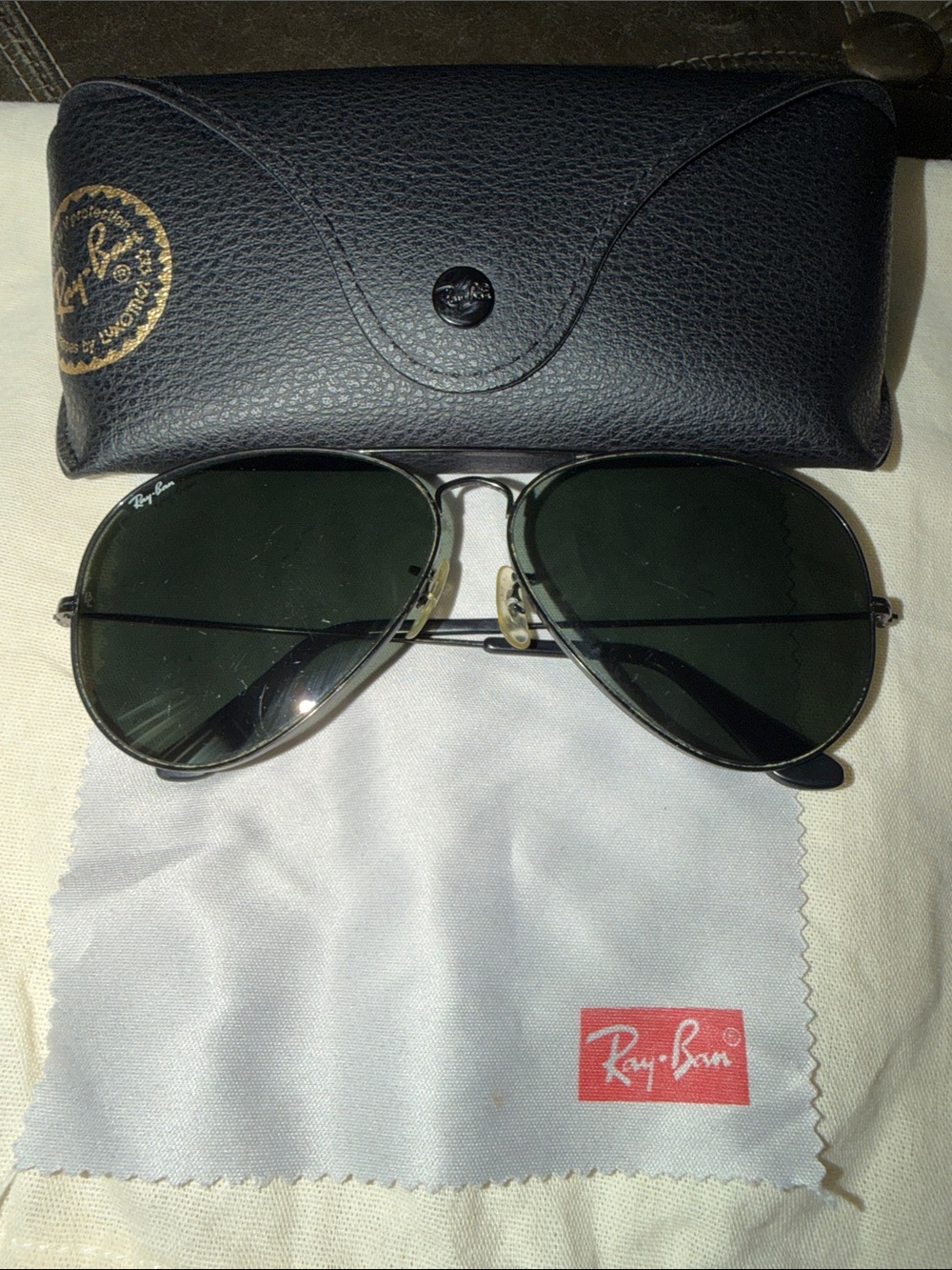 Ray-Ban Men’s Black Metal Aviator Sunglasses with Dark Lenses Case & Wipe